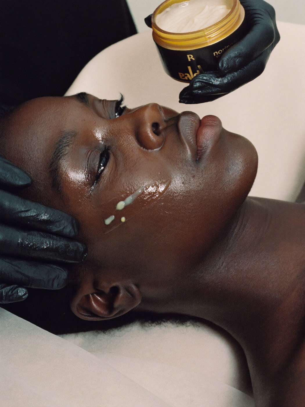 Soin du visage en cabine d'esthétique
